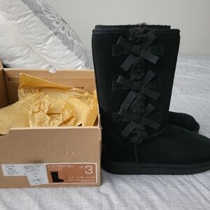 Girls size 3 Koolaburra by Ugg Victoria